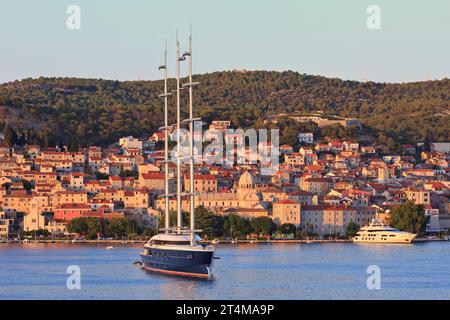 La Perle Noire (lancée en 2016) pour jeter l'ancre à la forteresse Saint-Michel à Sibenik, Croatie Banque D'Images