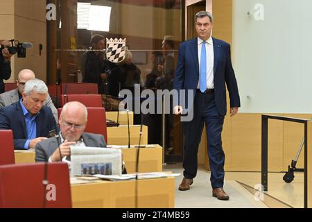 Markus SOEDER Ministerpraesident Bayern und CSU Vorsitzender betritt den Plenarsaal und blickt argwoehnisch auf Mitglieder AFDD Fraktion. Wahl und Vereidigung des Bayerischen Ministerpraesidenten am 31.10.2023 im Bayerischen Landtag, Maximilianeum in Muenchen *** Markus SOEDER Premier ministre de Bavière et président de la CSU entre dans la salle plénière et regarde avec suspicion les membres de la faction AFDD élection et assermentation du Premier ministre de Bavière le 31 10 2023 au Parlement bavarois, Maximilianeum à Munich crédit : Imago/Alamy Live News Banque D'Images