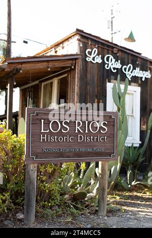 San Juan Capistrano, Californie, États-Unis - 28 octobre 2023 : la lumière de l'après-midi brille sur un panneau du quartier historique de Los Rios. Banque D'Images