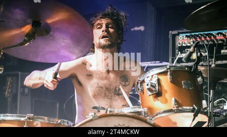 Nottingham, Royaume-Uni. 31 octobre 2023, événement : les salles de secours. LE HUNNA avec le soutien de LA BANDE D'ARGENT et SICKJOY. PHOTO : Drummer - Drew Michael (SICKJOY) crédit:Mark Dunn/Alamy Live News (à créditer sur toutes les images publiées). Banque D'Images