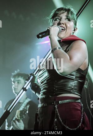 Nottingham, Royaume-Uni. 31 octobre 2023, événement : les salles de secours. LE HUNNA avec le soutien de LA BANDE D'ARGENT et SICKJOY. PHOTO : Avery Silvernagel (Band of Silver) crédit : Mark Dunn/Alamy Live News (à créditer sur toutes les images publiées). Banque D'Images