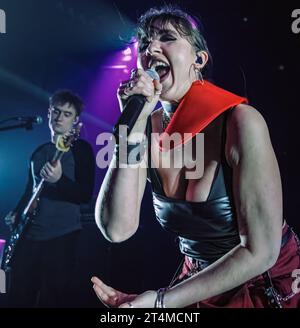 Nottingham, Royaume-Uni. 31 octobre 2023, événement : les salles de secours. LE HUNNA avec le soutien de LA BANDE D'ARGENT et SICKJOY. PHOTO : Avery Silvernagel (Band of Silver) crédit : Mark Dunn/Alamy Live News (à créditer sur toutes les images publiées). Banque D'Images