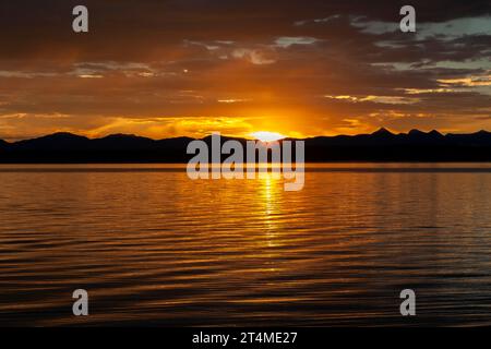 Le soleil levant décore le bord de la caldeira du volcan Yellowstone autour du lac Yellowstone dans le parc national de Yellowstone. Banque D'Images