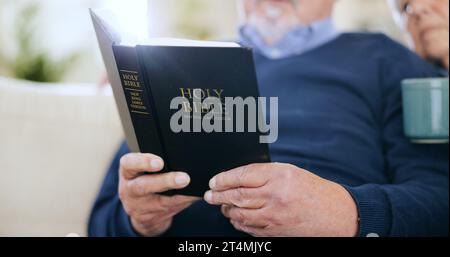 Mains, livre de lecture ou vieux couple avec la bible, espoir ou soutien dans la religion chrétienne avec foi ou paix. Gros plan, prière sainte ou personne âgée Banque D'Images