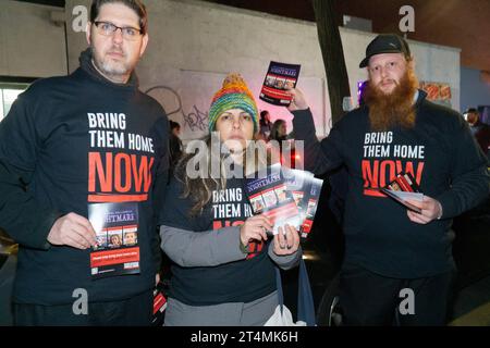 New York, États-Unis. 31 octobre 2023. Lors des célébrations d'Halloween à New York, un groupe de personnes distribue des tracts rappelant aux gens que "c'est le vrai cauchemar d'Halloween" faisant référence aux enfants israéliens pris en otage par le Hamas depuis les attaques terroristes du 7 octobre. Crédit : Anna Watson/Alamy Live News Banque D'Images