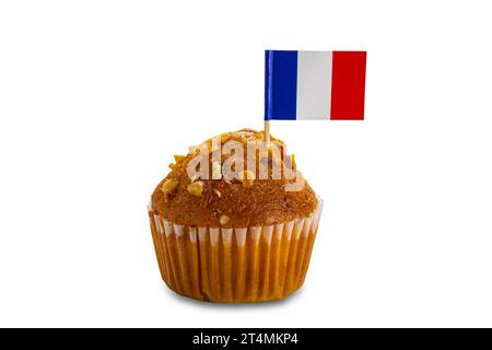 Délicieux cupcake maison avec petit drapeau en papier de la france bambou pic cocktail isolé sur fond blanc avec chemin de découpage. Banque D'Images