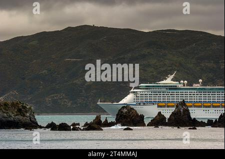 Le navire de croisière Explorer of the Seas entre dans le port de Wellington, en Nouvelle-Zélande, à l'aube Banque D'Images