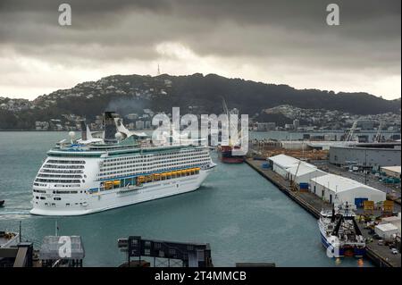 Le navire de croisière Explorer of the Seas accoste au port de Wellington, en Nouvelle-Zélande, avec l'aide de remorqueurs Banque D'Images