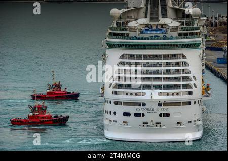 Le navire de croisière Explorer of the Seas accoste au port de Wellington, en Nouvelle-Zélande, avec l'aide de remorqueurs Banque D'Images