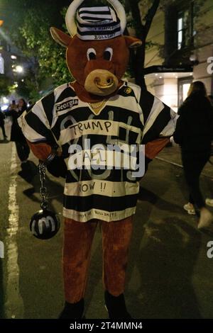 New York, États-Unis. 31 octobre 2023. Les célébrations d'Halloween à New York comprenaient ce taureau dont le costume de détenu de prison exigeait «Trump Jail Now». Crédit : Anna Watson/Alamy Live News Banque D'Images
