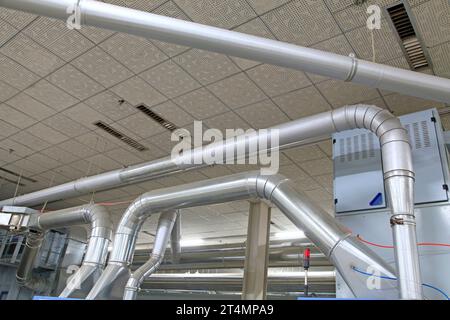 Tuyau en acier inoxydable dans l'usine, gros plan de la photo Banque D'Images