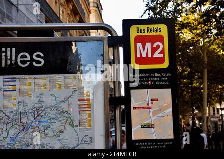 Marseille, France. 28 octobre 2023. Un panneau d'information pour l'utilisation des bus relais comme alternative au métro est visible à l'entrée d'une station de métro à Marseille. La Régie des transports métropolitains (RTM) a annoncé le 27 septembre 2023 la fermeture des deux lignes de métro de Marseille du lundi au jeudi à partir de 9:30 h, pour une durée probable de deux ans, le temps de l’automatisation. Pendant ces fermetures, cinq soirs à partir du 23 octobre 2023 puis du lundi au jeudi à partir du 6 novembre, les derniers trains quitteront la gare termini à 9:30 heures et un service de bus de remplacement gratuit sera assuré Banque D'Images