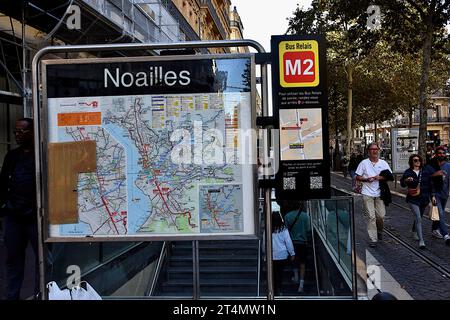 Marseille, France. 28 octobre 2023. Un panneau d'information pour l'utilisation des bus relais comme alternative au métro est visible à l'entrée d'une station de métro à Marseille. La Régie des transports métropolitains (RTM) a annoncé le 27 septembre 2023 la fermeture des deux lignes de métro de Marseille du lundi au jeudi à partir de 9:30 h, pour une durée probable de deux ans, le temps de l’automatisation. Pendant ces fermetures, cinq soirs à partir du 23 octobre 2023 puis du lundi au jeudi à partir du 6 novembre, les derniers trains quitteront la gare termini à 9:30 heures et un service de bus de remplacement gratuit sera assuré Banque D'Images