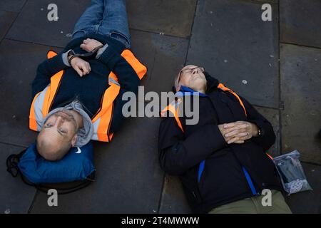 Londres, Royaume-Uni. 30 octobre 2023. Des militants arrêtés du groupe Just Stop Oil reposent sur le sol devant Parliament Square à Londres. Des militants du groupe Just Stop Oil ont organisé une marche avant d'être rapidement arrêtés devant Parliament Square à Londres. (Photo Tejas Sandhu/SOPA Images/Sipa USA) crédit : SIPA USA/Alamy Live News Banque D'Images