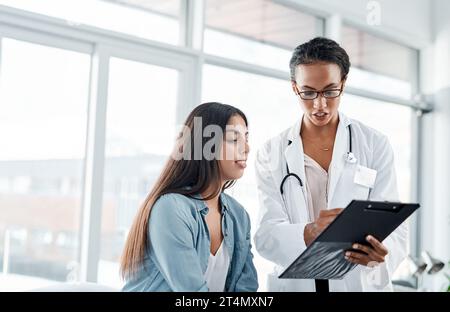 J'aime les résultats que je vois. un médecin montrant à un patient ses résultats de test. Banque D'Images
