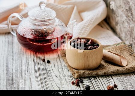 Théière aux baies rouges de rose musquée, myrtille, framboise, tisane de canneberge. Thé vitaminé stimulant le système immunitaire. Banque D'Images