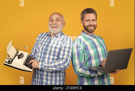 deux hommes heureux montrent contre nostalgie en studio. les hommes montrent contre la nostalgie en arrière-plan Banque D'Images