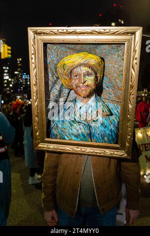 New York City, NY, États-Unis. 31 octobre 2023. La parade annuelle d'Halloween de Greenwich Village a attiré des foules de participants costumés ainsi que des orchestres, des troupes de danse, des marcheurs sur pilotis, des chars commerciaux et des marionnettes géantes. Un homme au visage peint avec un épais impasto à la manière de Van Gogh dans un autoportrait encadré de Van Gogh. Crédit : Ed Lefkowicz/Alamy Live News Banque D'Images