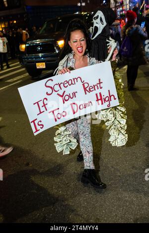 New York City, NY, États-Unis. 31 octobre 2023. La parade annuelle d'Halloween de Greenwich Village a attiré des foules de participants costumés ainsi que des orchestres, des troupes de danse, des marcheurs sur pilotis, des chars commerciaux et des marionnettes géantes. L'activiste Marni Halasa avec une pancarte indiquant "crier si votre loyer est trop élevé." Crédit : Ed Lefkowicz/Alamy Live News Banque D'Images