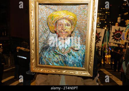 New York, États-Unis. 31 octobre 2023. Artiste James Haggerty en costume selfmade en hommage à Vincent Van Gogh marche la 50e parade annuelle de West Village Halloween à New York le 31 octobre 2023. (Photo de Lev Radin/Sipa USA) crédit : SIPA USA/Alamy Live News Banque D'Images