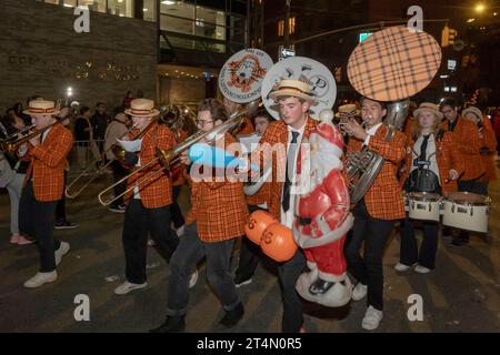 New York, États-Unis. 31 octobre 2023. NEW YORK, NY - OCTOBRE 31 : des artistes de tous âges participent à la 50e édition annuelle du Village Halloween Parade de New York sur le thème « Upside/Down : Inside/Out! » Le 31 octobre 2023 à New York. Crédit : Ron Adar/Alamy Live News Banque D'Images