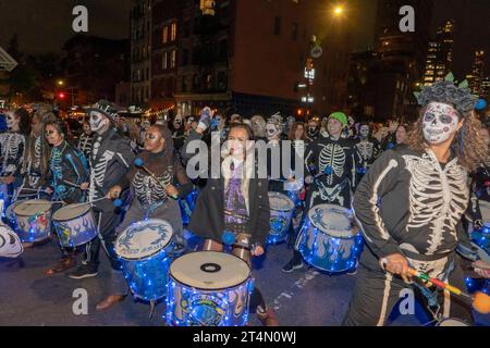 New York, États-Unis. 31 octobre 2023. NEW YORK, NY - OCTOBRE 31 : des membres du groupe de percussions Fogo Azul se produisent dans la 50e édition annuelle du Village Halloween Parade de New York sur le thème « Upside/down : Inside/out! » Le 31 octobre 2023 à New York. Crédit : Ron Adar/Alamy Live News Banque D'Images