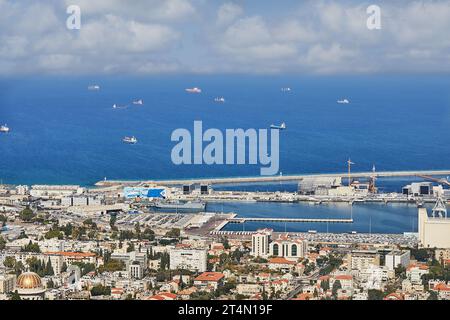 Haïfa, Israël - 22 octobre 2023 : Port maritime dans la ville de Haïfa, panorama du port et des bâtiments de la ville sur fond de ciel bleu avec clou Banque D'Images