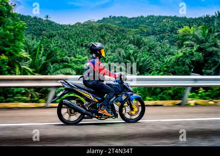 Motocycliste voyageant le long de North South Expressway en Malaisie. Banque D'Images