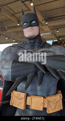 Bordeaux , France - 10 26 2023 : batman série films Marvel comics figure géante dans la boutique bibliothèque Banque D'Images