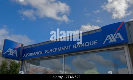 Bordeaux , France - 10 31 2023 : axa banque et assurance logo texte et marque signe français de l'investissement bancaire et de l'assurance Banque D'Images