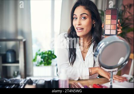 Le seul drame que nous voulons, c'est sur nos yeux. une influenceuse enregistrant un tutoriel de maquillage pour son blog à la maison. Banque D'Images
