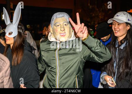 New York, États-Unis. 31 octobre 2023. Les gens portent des costumes, y compris un masque représentant l'ancien président américain Bill Clinton, alors qu'ils participent à la 50e parade annuelle Village Halloween à Manhattan. Crédit : Enrique Shore/Alamy Live News Banque D'Images