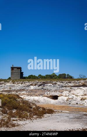 29.10.2023, xovx, Politik, Reise. Robben Island - Gefängnisinsel vor Kapstadt Lehmgrube und Steinbruch der Gefängnisinsel Robben Island mit Wachturm, in der die politischen Gefangenen harte Arbeit zu verrichten hatten. Robben Island ist eine Insel zwölf kilomètre vor der südafrikanischen Stadt Kapstadt. In dem einstigen Gefängnis auf der Insel wurden dort politische Gefangene während der Apartheit inhaftiert. Darunter u.a. Walter Sisulu, Ahmed Kathrada, Robert Sobukwe, sowie der spätere Staatspräsident Nelson Mandela der dort als politischer Häftling fast zwei Jahrzehnte in einer vier Quadratm Banque D'Images