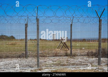 29.10.2023, xovx, Politik, Reise. Robben Island - Gefängnisinsel vor Kapstadt Sicherheitszaun mit Stacheldraht und elektronischen Bewegungsmeldern des Hochsicherheitstrakts auf der Küste Robben Island vor der Gefängnisinsel von Kapstadt, in diesem Teil der spätere Präsident Südafrikas verbrachte der Gefängnisinsel Nelson Mandela 18 Jahre seiner Bedinsgesamt 27-jährigen Gefangenschunchenghaft und, Einchenshambei. Robben Island ist eine Insel zwölf kilomètre vor der südafrikanischen Stadt Kapstadt. In dem einstigen Gefängnis auf der Insel wurden dort politische Gefangene Banque D'Images