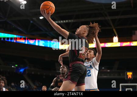 Le garde de CAL State Dominguez Hills Toros Jeremy dent-Smith (25 ans) tire le ballon contre l'attaquant des Bruins de l'UCLA Devin Williams (22 ans) en première mi-temps lors d'un match de basket-ball universitaire de la NCAA, mardi 31 octobre 2023, à Los Angeles. Banque D'Images