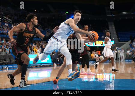 Lazar Stefanovic (10 ans) est défendu par Jordan Hilstock (2 ans) et Jeremy dent-Smith (25 ans) de Cal State Dominguez Hills Toros en deuxième mi-temps lors d'un match de basket-ball universitaire de la NCAA, mardi 31 octobre 2023, à Los Angeles. Banque D'Images