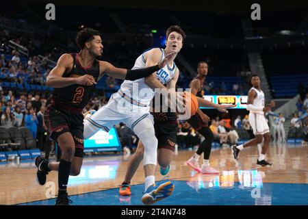 Lazar Stefanovic (10 ans) est défendu par Jordan Hilstock (2 ans) et Jeremy dent-Smith (25 ans) de Cal State Dominguez Hills Toros en deuxième mi-temps lors d'un match de basket-ball universitaire de la NCAA, mardi 31 octobre 2023, à Los Angeles. Banque D'Images