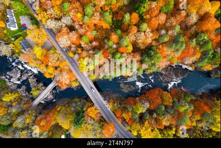 Vue aérienne des anciens et nouveaux ponts traversant la rivière Moriston entourée de bois aux couleurs automnales à Invermoriston, Écosse Royaume-Uni Banque D'Images