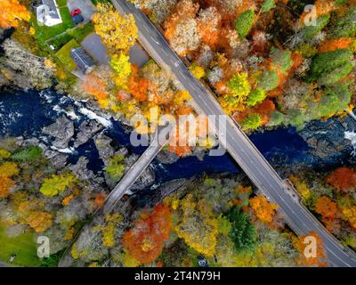 Vue aérienne des anciens et nouveaux ponts traversant la rivière Moriston entourée de bois aux couleurs automnales à Invermoriston, Écosse Royaume-Uni Banque D'Images