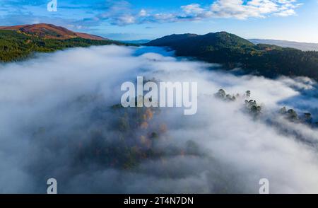 Vues aériennes de couleurs automnales au-dessus du Loch Beinn a Mheadhoin avec inversion des nuages tôt le matin à Glen Affric, Highland Region, Scotland UK Banque D'Images