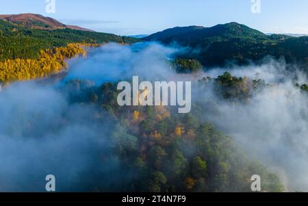 Vues aériennes de couleurs automnales au-dessus du Loch Beinn a Mheadhoin avec inversion des nuages tôt le matin à Glen Affric, Highland Region, Scotland UK Banque D'Images