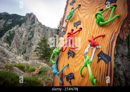 Échantillon de nœuds utiles dans les activités de montagne, refuge de Mariailles, région du Conflent, Pyrénées-Orientales, région Languedoc-Roussillon, République française, Banque D'Images