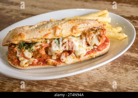 Sandwich boulette de viande avec sauce tomate et fromage sur un rouleau de Hoagie. Banque D'Images