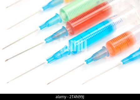 Seringues avec des médicaments de couleur différente Banque D'Images