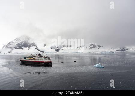 navire de croisière hurtigruten et zodiacs opérant dans les eaux glacées de la baie de charlotte sur la côte de danco. péninsule antarctique. antarctique Banque D'Images