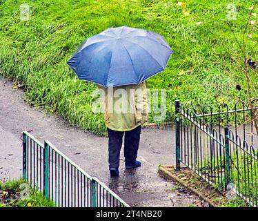 Glasgow, Écosse, Royaume-Uni. 1 novembre 2023. UK Météo : fortes pluies tôt le matin. Crédit Gerard Ferry/Alamy Live News Banque D'Images