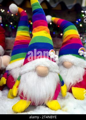 Gonks de Noël arc-en-ciel sur un fond de neige Banque D'Images