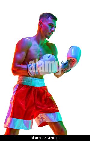 Portrait vue de côté de sportif, boxeur, combattant se préparant avant de se battre contre fond blanc en filtre néon mixte, lumière. Banque D'Images