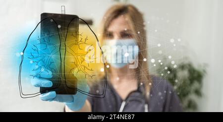 Santé et médecine, Covid-19, médecin tenant et diagnostiquant des poumons humains virtuels avec coronavirus se propagé à l'intérieur sur l'écran d'interface moderne sur Banque D'Images
