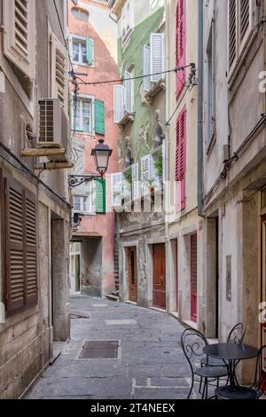 Rue de la vieille ville à Piran, Slovénie Banque D'Images